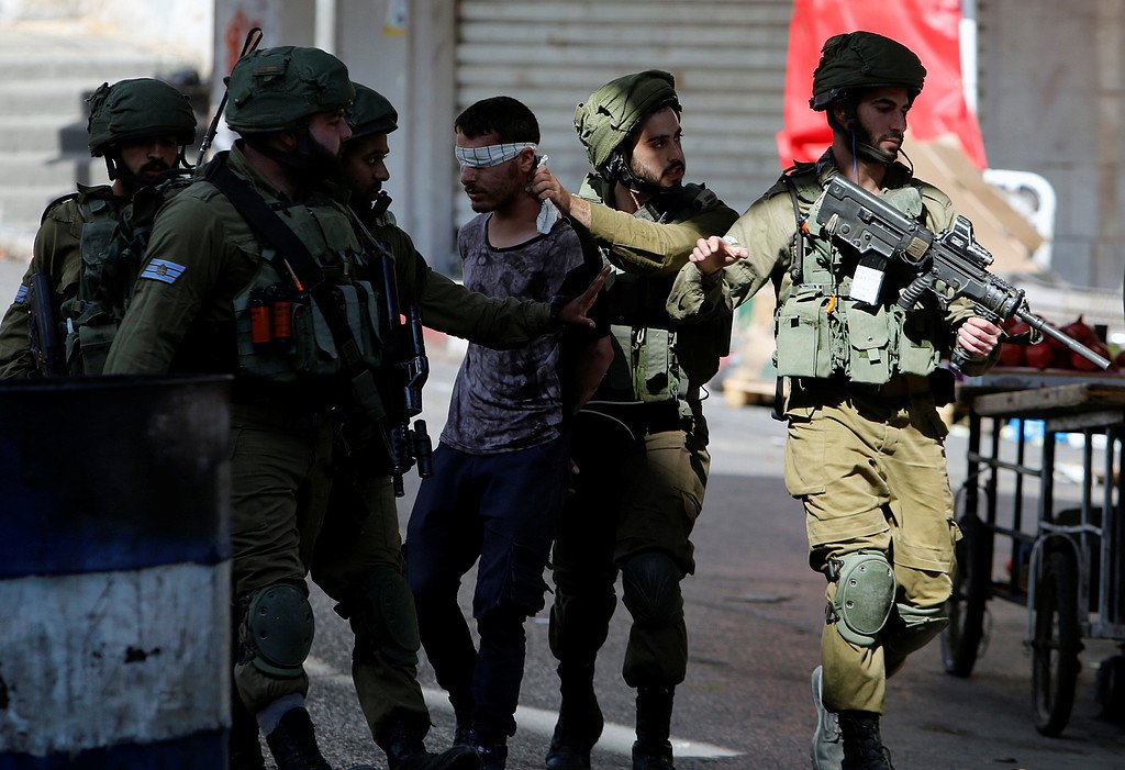 جيش العدو يعتقل فلسطينيين حاولا تنفيذ عملية شمال الضفة