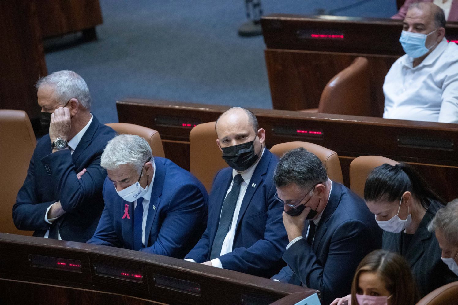 من مسألة الجمعيات المدنية في الضفة الغربية إلى المُستوطنات: أسبوعين على المُوازنة، تراكم الخلافات في الحكومة