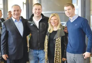 بعد رسالة  تهديد .. عائلة "نتنياهو" تطالب باستمرار حراستهم وتأمينهم