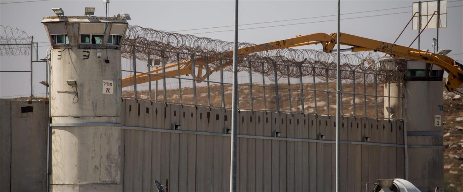 وزير "إسرائيلي": السلطة الفلسطينية قد تتوقف عن دفع رواتب الأسرى