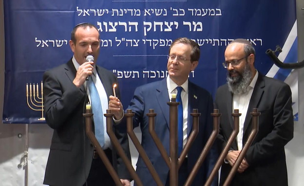 رئيس الكيان يدنس حرمة الحرم الإبراهيمي اليوم محاطا بأنصار كهانا