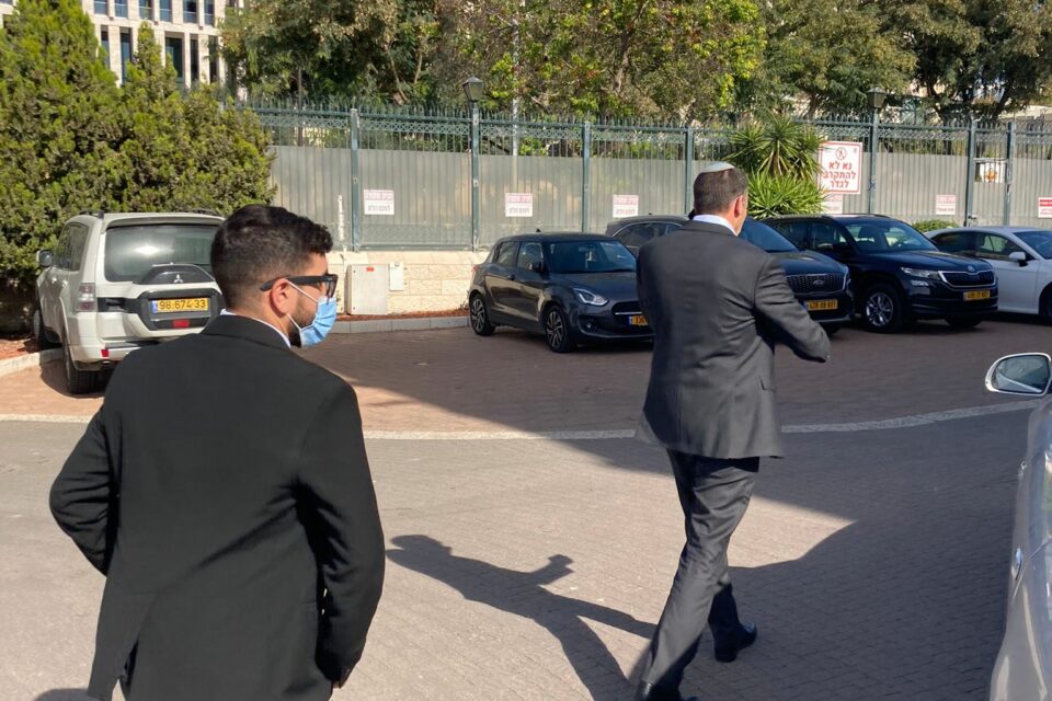 بعد تهديدات لحياته: "الشاباك" يفرض حراسة شخصية لوزير أديان العدو