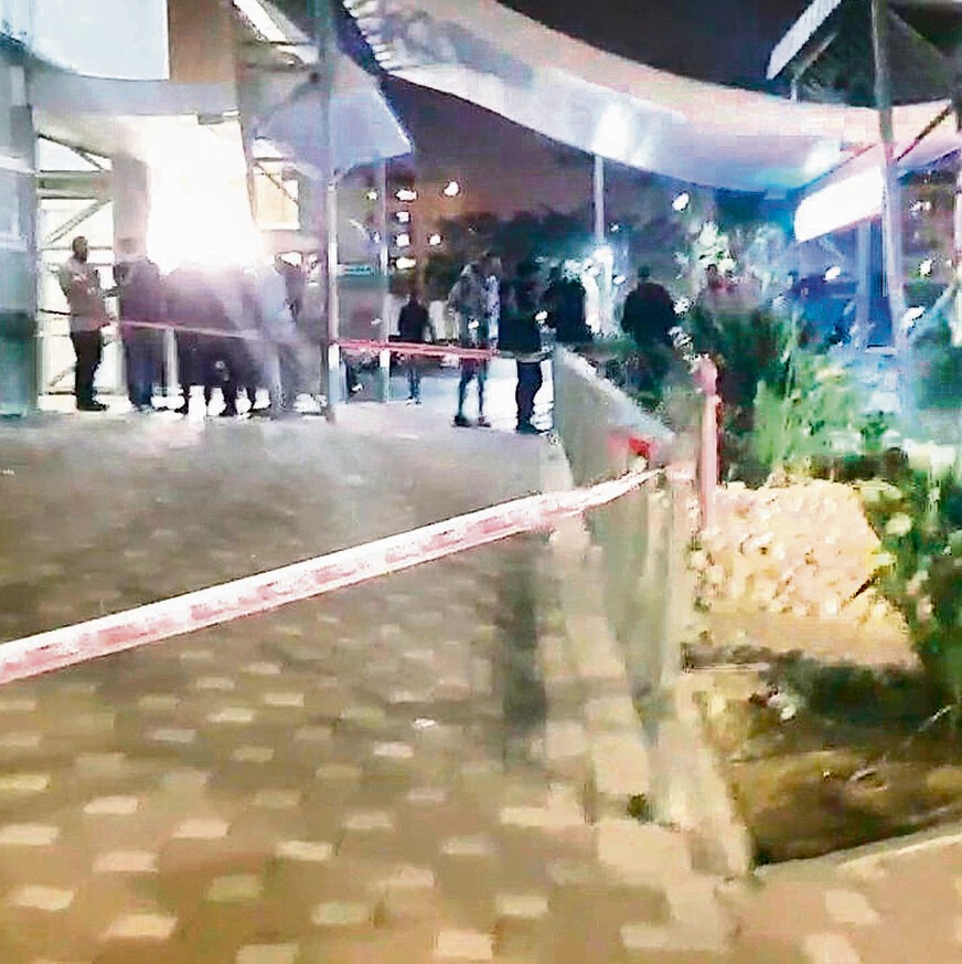 "حبسنا أنفسنا في غُرفة الطوارئ، وسمعنا معركة بالأسلحة النارية في الخارج"