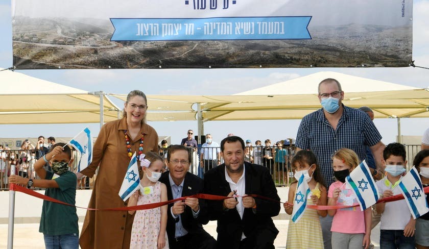 مُنظمات يسارية تُنظم مُظاهرة في الخليل قُبيل اقتحام هرتسوغ للحرم الابراهيمي