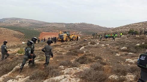 سُكان البؤر الاستيطانية: "دمار لم يحدث مُنذ سنوات" وجانتس يقول: "مُلتزمون بالحفاظ على القانون"...