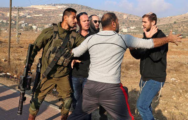 جيش العدو لجنوده: لا تحموا المُستوطنين عند اعتداءهم على الفلسطينيين..