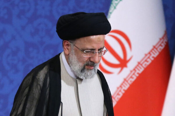 تصلب إيراني أمام علامات ضعف أمريكي