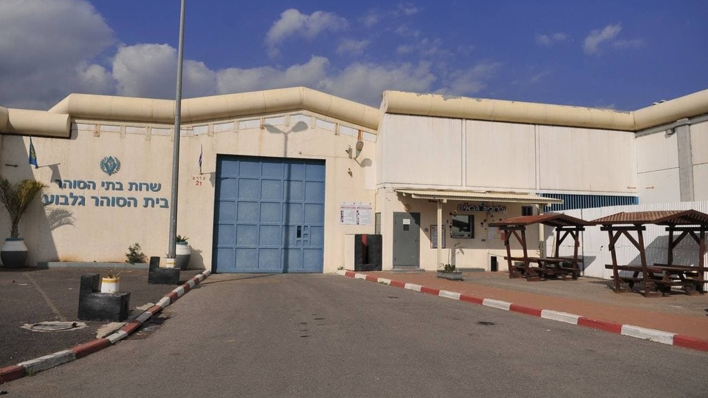 قائد سجن جلبوع سيدلي بشهادته أمام لجنة التحقيق حول هروب الأسرى الستة