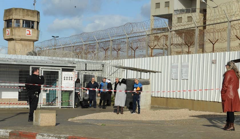 فلسطيني أدين بإلقاء الحجارة في وقت كان يقبع به في سُجون الإحتلال