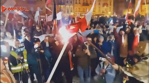 هتفوا "الموت لليهود" وأضرموا النار في وثيقة تاريخية
