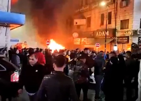 شبان فلسطينيون يحرقون سيارة مستوطنينِ تسللا إلى رام الله وأمن السلطة الفلسطينية يسلمهما لجيش الكيان