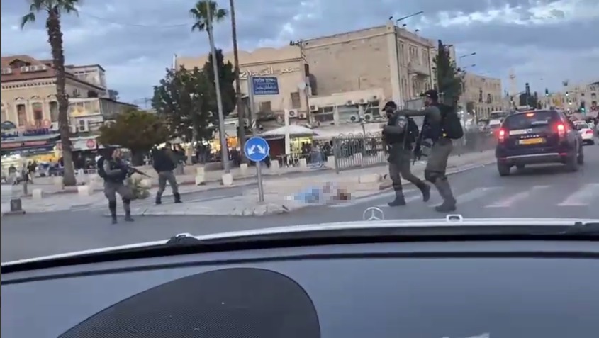 استشهاد شاب فلسطيني بعد إطلاق شرطة العدو النار عليه بعد تنفيذه عملية طعن في القدس