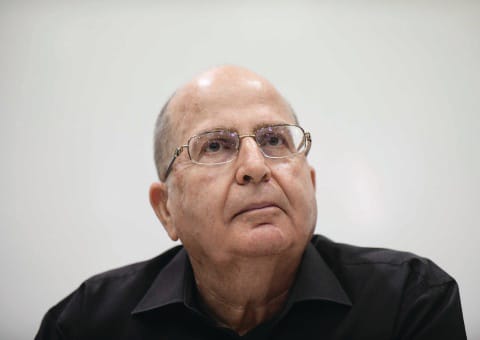 وزير جيش العدو السابق يُحذر: "نحن في خضم موجة جديدة من العمليات الفردية"