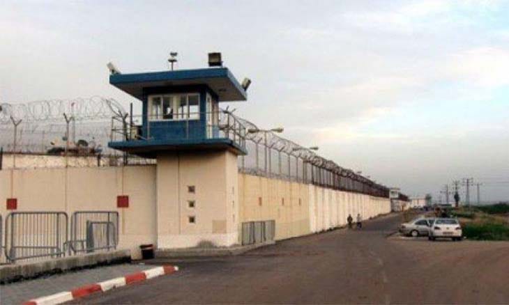 أسير فلسطيني يهاجم أحد السجانين في سجن نفحة