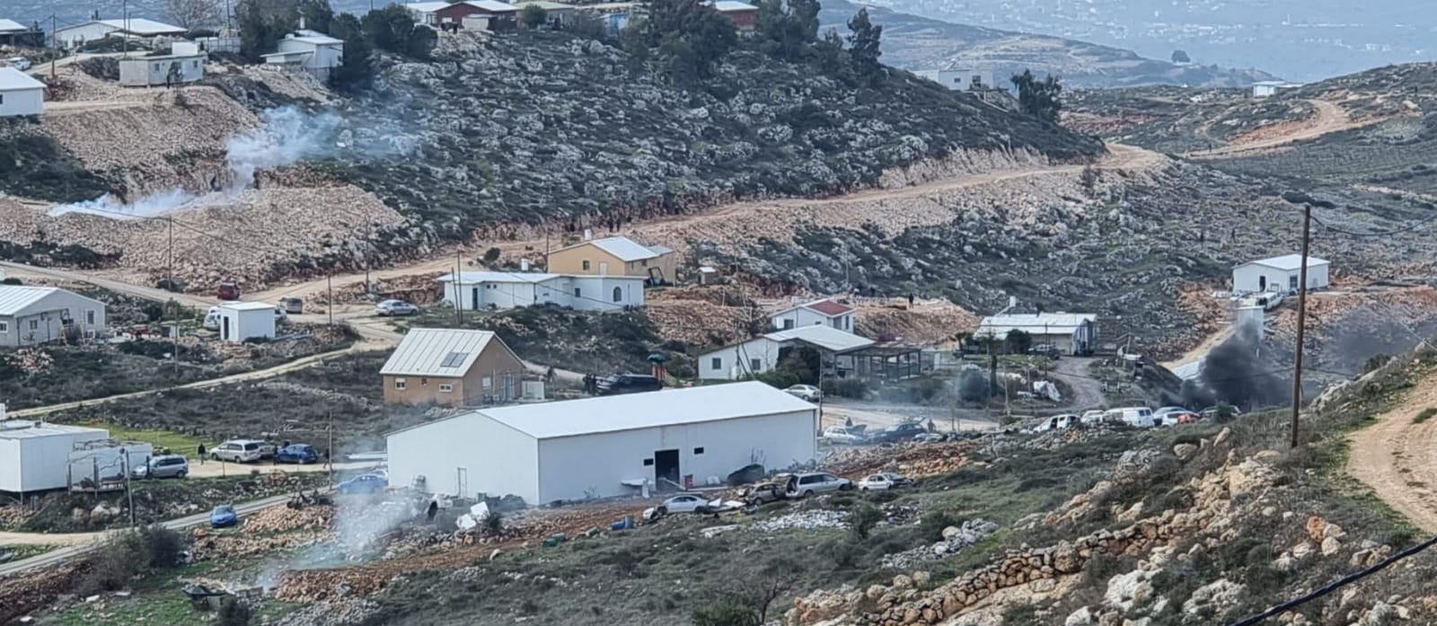 مواجهات عنيفة بين المستوطنين وجنود العدو خلال إخلاء بؤرة استيطانية قرب مستوطنة يتسهار جنوب نابلس