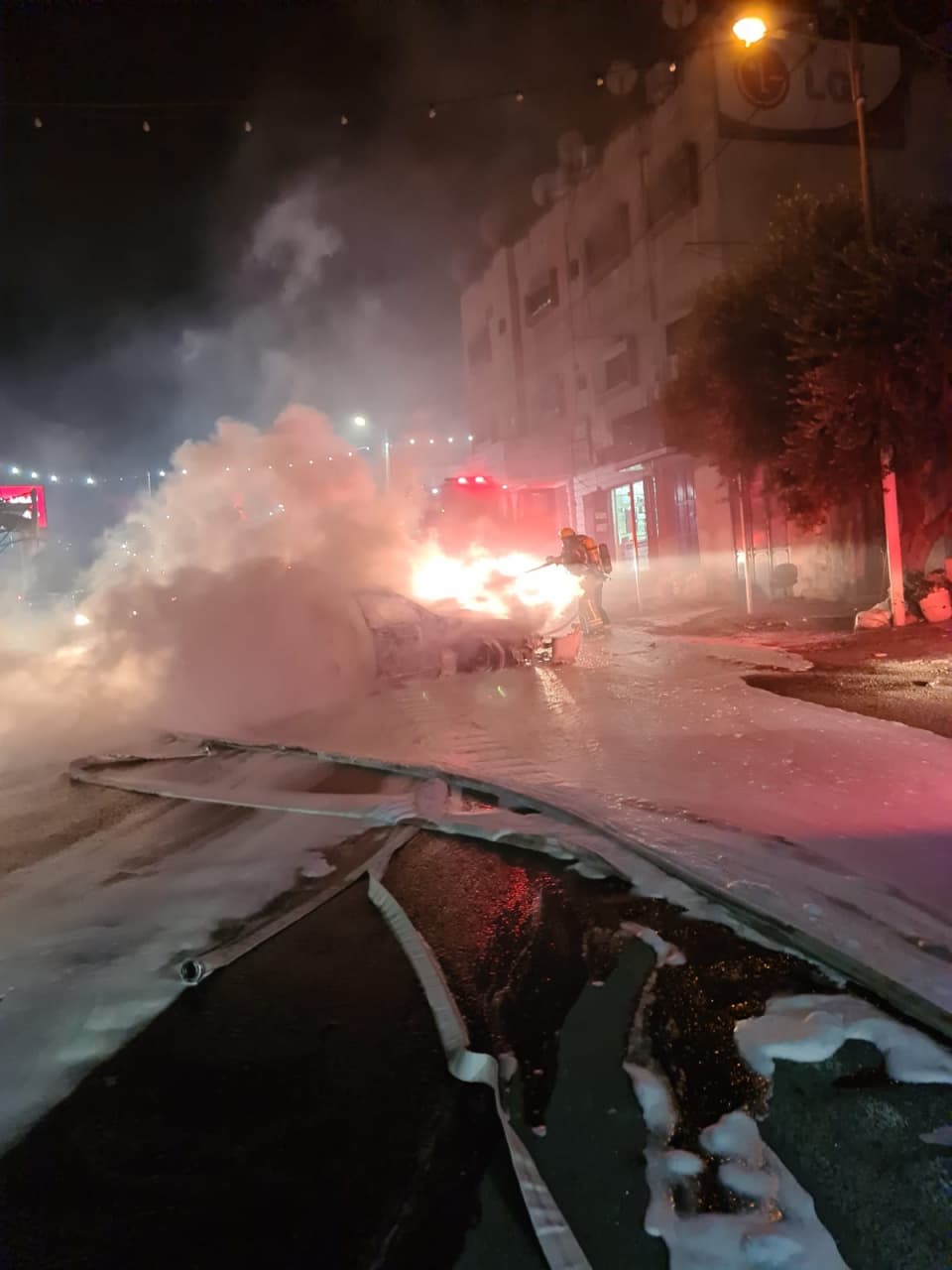 شُبان فلسطينيون يحرقون سيارة للمُستوطنين قُرب قلقيلية