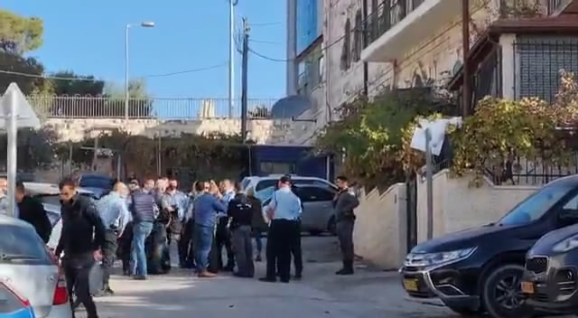 بالفيديو: شرطة العدو تقتحم منازل ومدرسة في الشيخ جـراح بحثاً عن منفذة عملية الطعن صباح اليوم