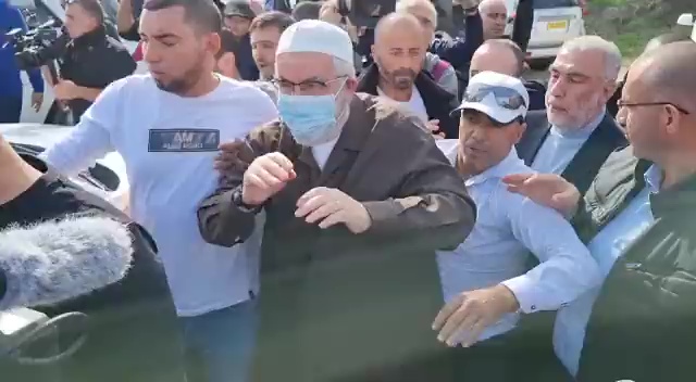 شاهد: الشيخ رائد صلاح يتنسم الحُرية