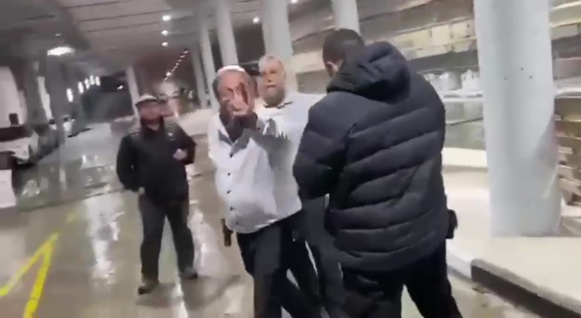بن جفير يرفع السلاح في وجه فلسطينيين من الداخل المُحتل