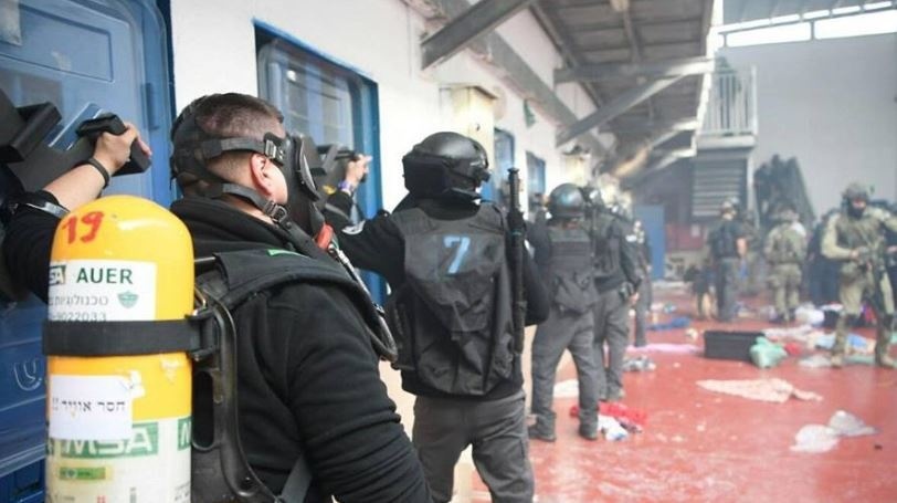 أسرى فلسطينيون يشهدون: "ضربنا حُراس سجن شطا وسكبوا علينا الماء المغلي"