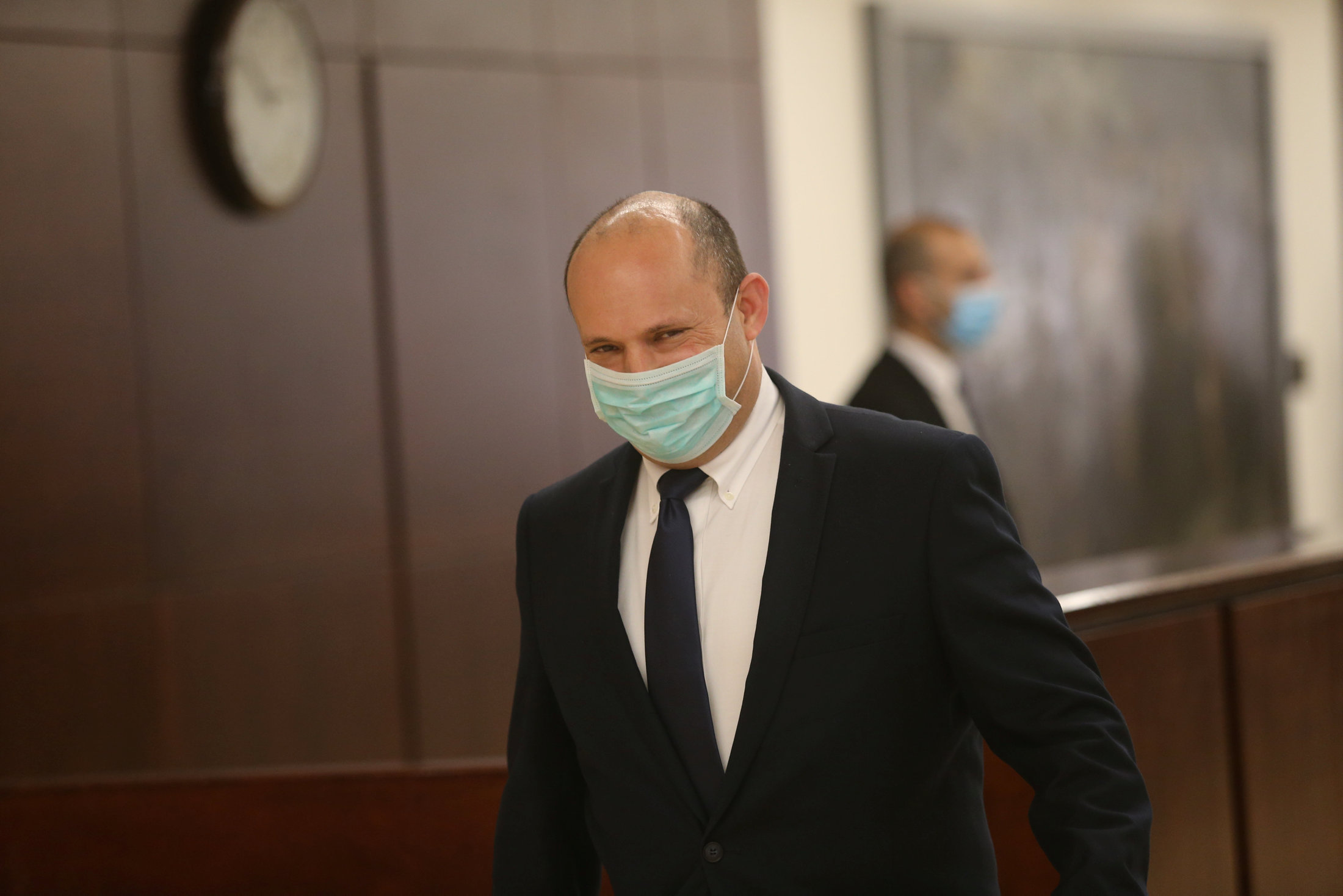 تحديد مُصاب كورونا كان على متن الطائرة التي أقلت "بينت" أثناء عودته من الإمارات