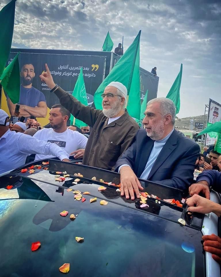 أعلام فلسطين وهتافات "الله أكبر": هكذا تم استقبال الشيخ رائد صلاح