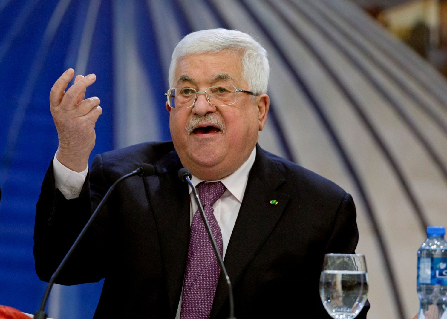 رئيس السلطة الفلسطينية أبو مازن يستجدي لقاء لبيد
