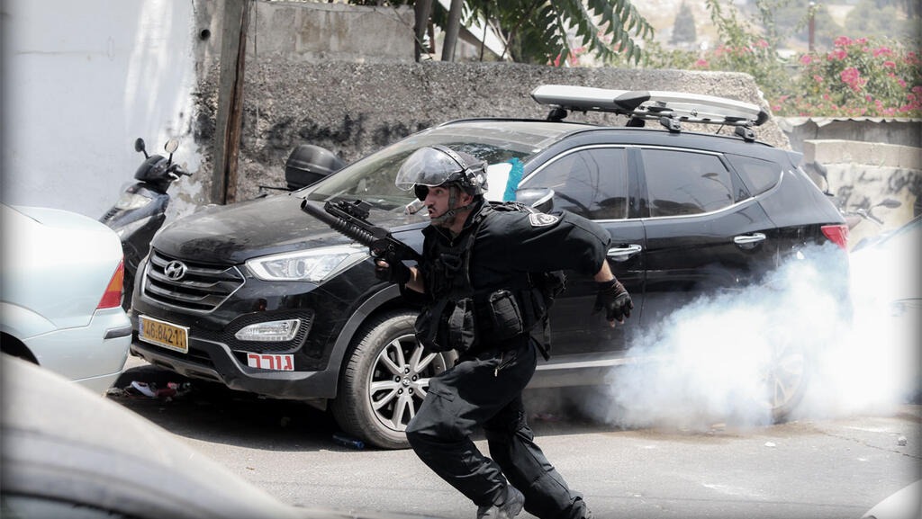 شاهد: مواجهات مع جنود العدو في شارع صلاح الدين بالقدس