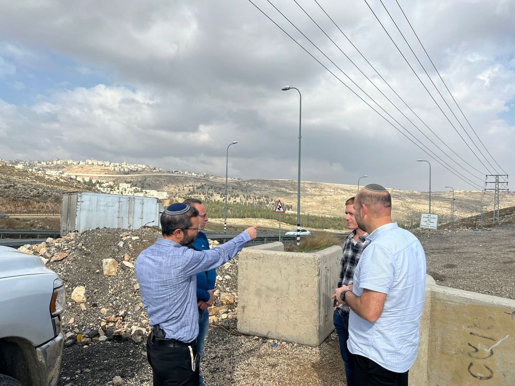 أبطال حزما يقضون مضاجع المستوطنين على الطرق .. والمستوطنون يهددون بتجاوز الجيش للحفاظ على أمنهم