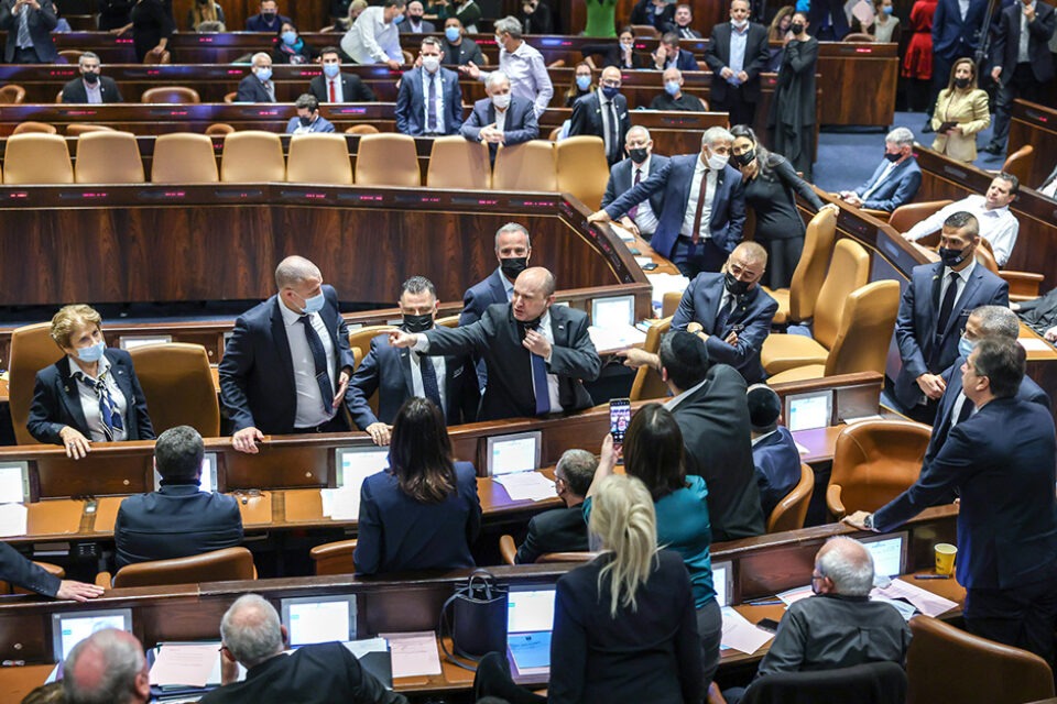 عورة بينت تتكشف كل يوم .. حكومة ضعيفة ووزراء يتنافسون على إهانته