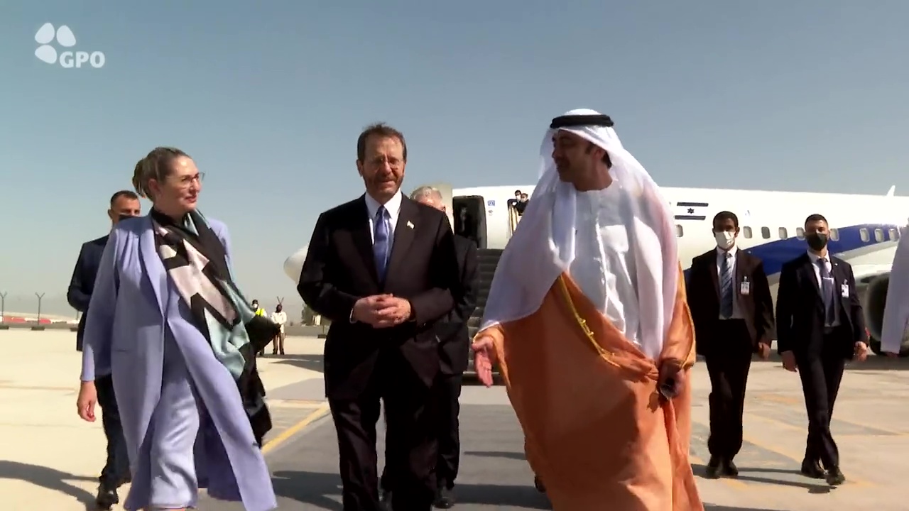 بالفيديو: وصول رئيس كيان العدو إلى أبوظبي