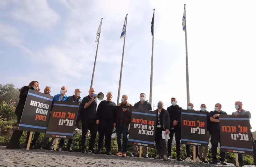 موظفو وزارة الخارجية يرفعون الراية السوداء احتجاجاً على ظروف عملهم