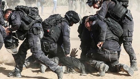 قوات العدو تعتقل 3 فلسطينيين بدعوى حيازتهم أسلحة