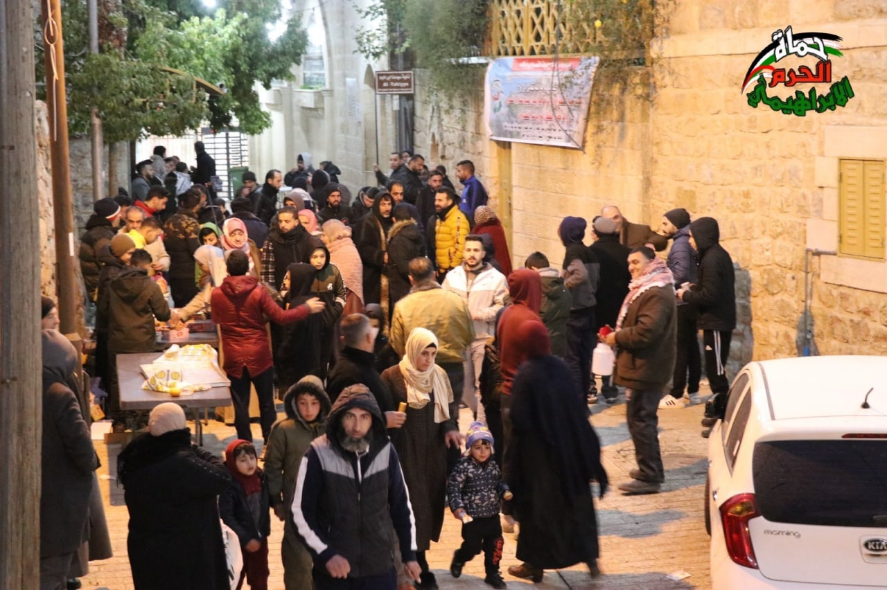 بالصور: توافد أهالي الخليل فجر اليوم إلى المسجد الإبراهيمي لأداء صلاة الفجر