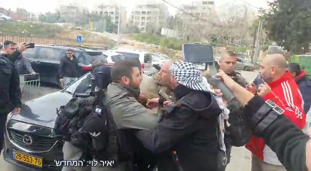 مواجهات بين أعضاء مكتب "بن جفير" والفلسطينيين في الشيخ جراح