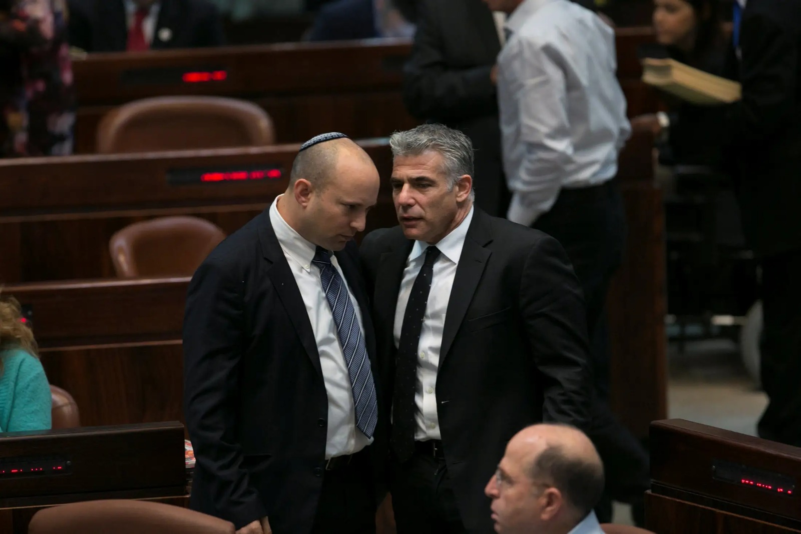 لقاء لتهدئة الأزمة التي تهدد استقرار الائتلاف في الكيان