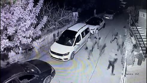 قطعان المستوطنين يعتدون على ممتلكات الفلسطينيين بالضفة والقدس