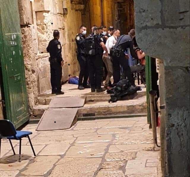 استشهاد فلسطيني وإصابة شرطيين "إسرائيليين" في عملية طعن بالقدس