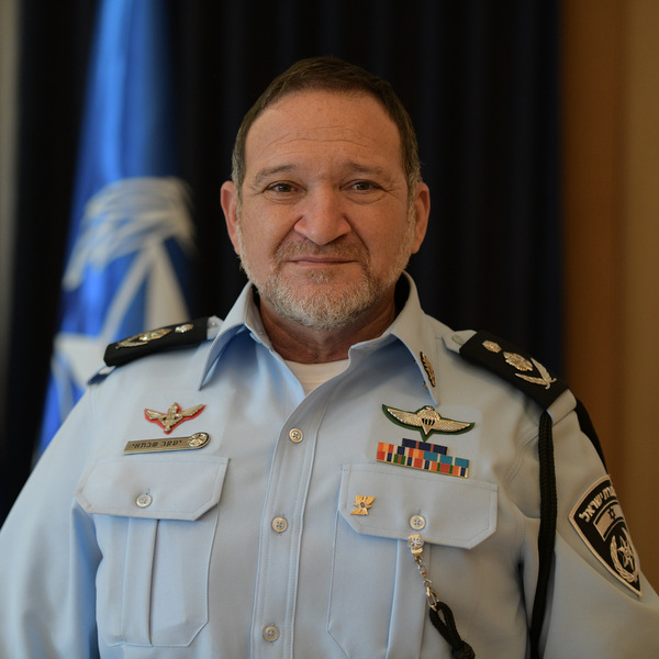 قائد شرطة العدو يشيد بإعدام جنوده ثلاثة شبان فلسطينيين