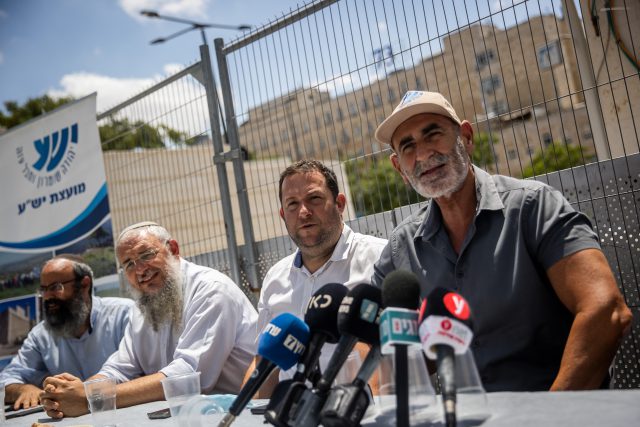 رؤساء مستوطنات بالضفة وغور الأردن يرفضون الاجتماع مع غانتس لهذا السبب؟