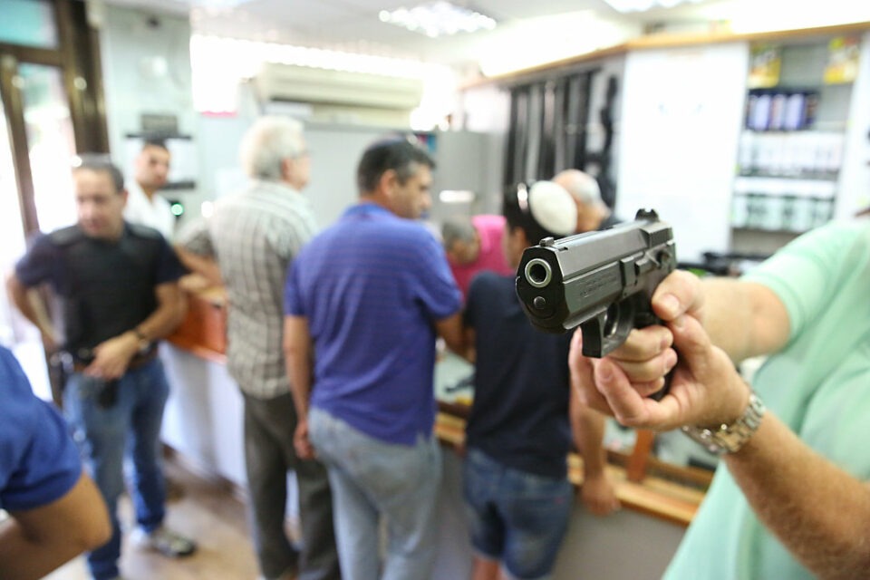 ارتفاع طلبات الحصول على رخصة حيازة الأسلحة إلى 700%