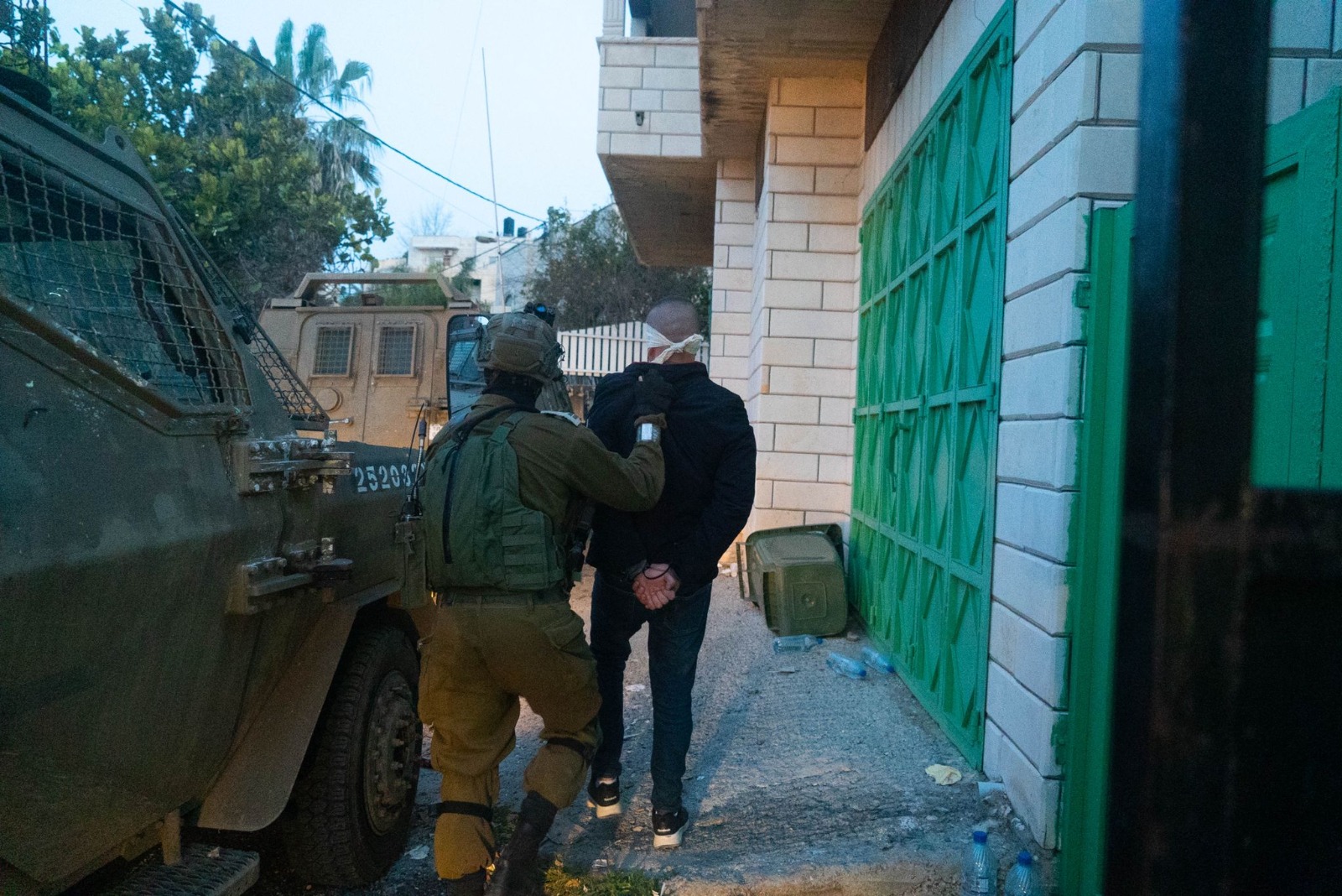 #بالصور: جيش العدو ينفذ حملة اعتقالات