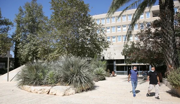 اعتقال طلاب فلسطينيين من داخل الجامعة بسبب أغانٍ وطنية