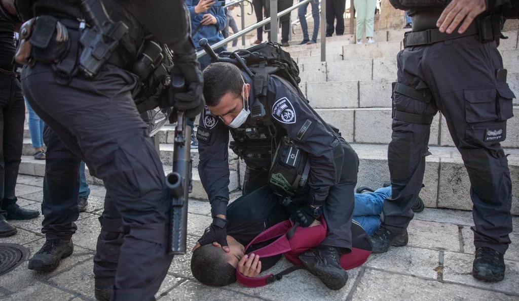 باب العامود يشتعل..