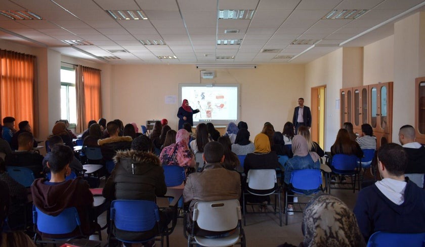 ما هي الإجراءات المطلوبة للإقامة أو الدخول في سجن الضفة الغربية المعزول؟