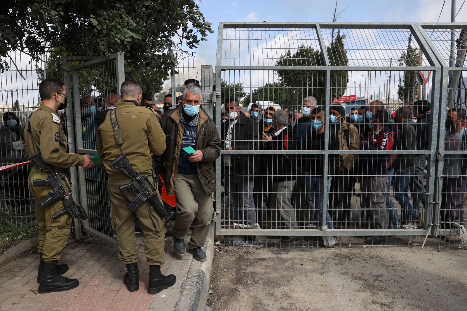 العدو يتخذ عدة إجراءات لمراقبة الأموال الفلسطينية
