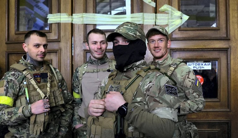 المتطوعون الأجانب في الجيش الأوكراني يدفعون بلادهم للتورط في الحرب