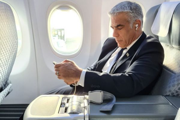 وزير خارجية العدو لبيد سيزور الحدود الأوكرانية الرومانية