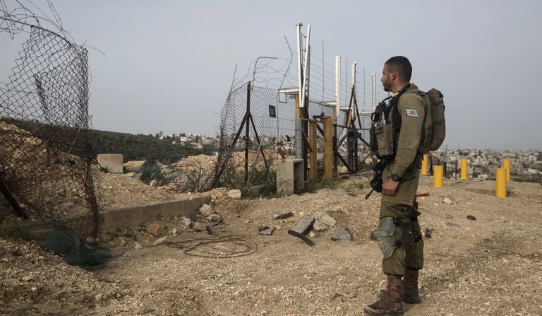 لماذا لا يرى جيش العدو دخول الفلسطينيين عبر ثغرات سياج الضفة تقصيرًا؟