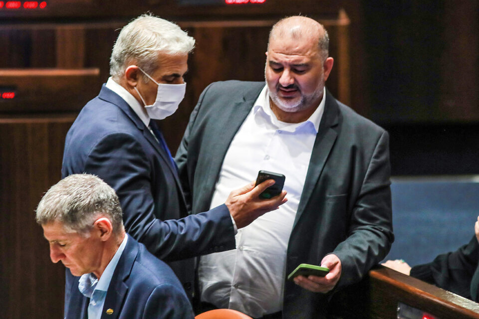 معضلة فلسطينيي الداخل المحتل بعد الإطاحة بحكومة العدو